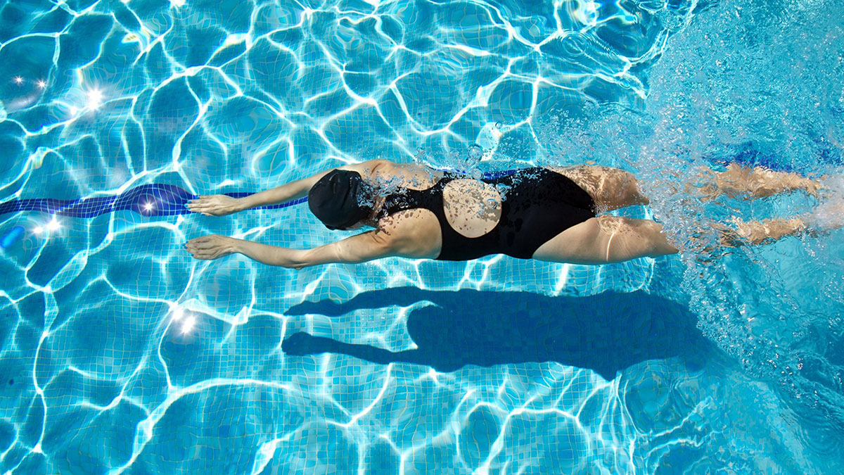 Plávanie v bazéne chráni vaše kĺby, posilňuje svaly a kardiovaskulárny systém
